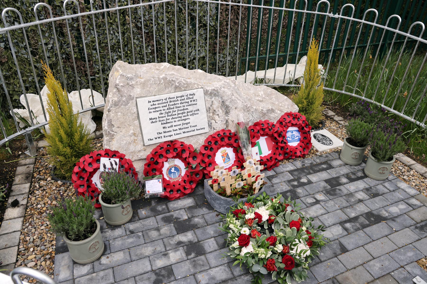The memorial to the helpers of Italy