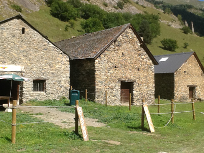 Hikers setting out from Refugio del Fornet